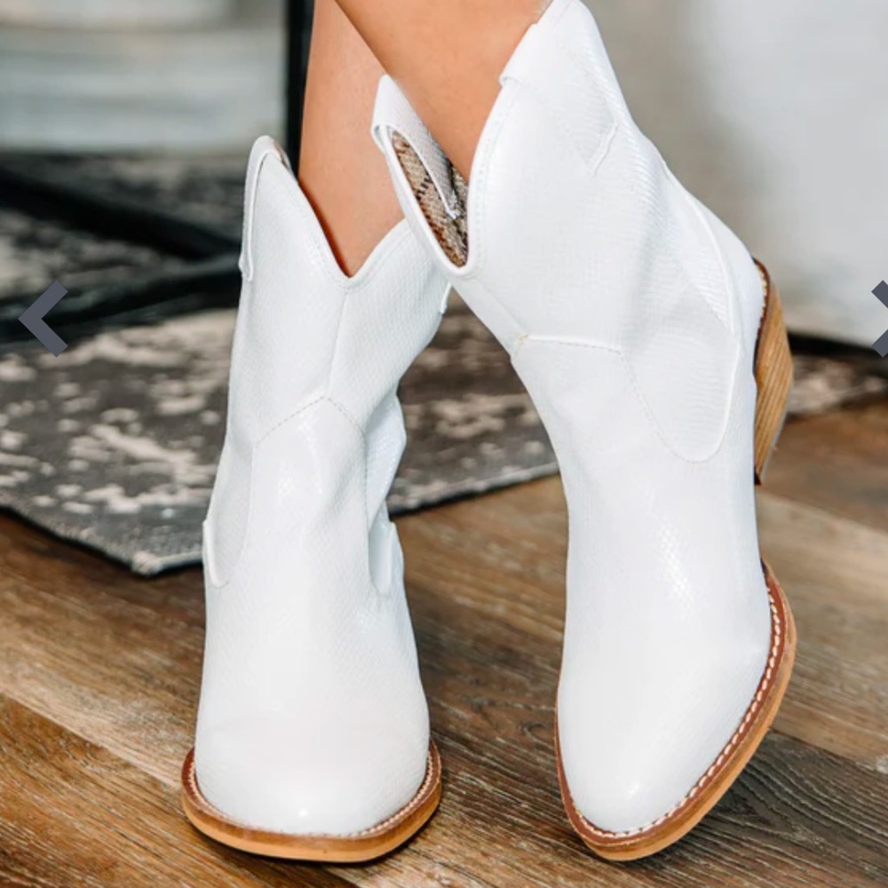 ARider Girl White Western Booties Size 10 Snakeskin Textured Cowboy Ankle Boots